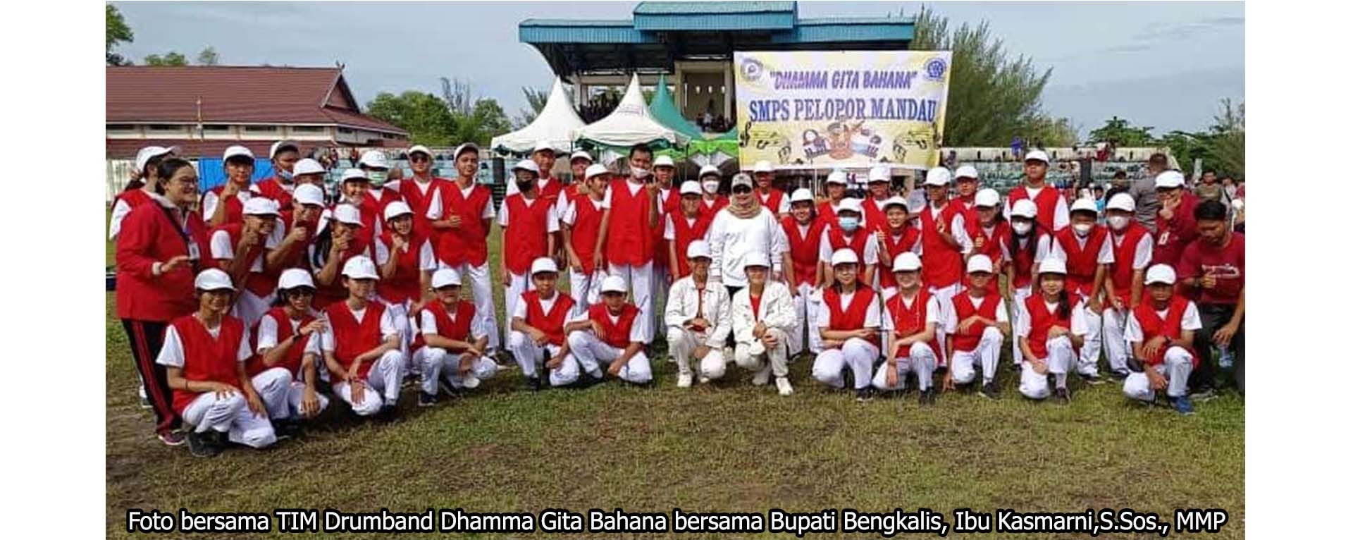 PENAMPILAN DRUMBAND DHAMMA GITA BAHANA PADA PEMBUKAAN TURNAMEN SEPAK BOLA PELAJAR IGPJOK 2022